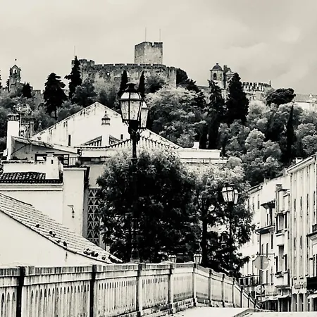 Estudio 81 Junto A Sinagoga * 托马尔